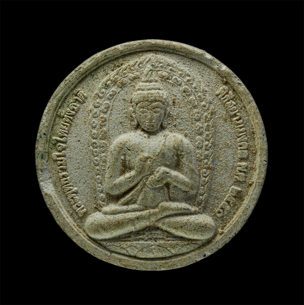 3Dec24 (157)p.jpg - พระพุทธรวมใจไทยทั้งชาติ พิธีสยามมงคล ปี2550 ปลุกเสก ศาลหลักเมือง ท้องพระสนามหลวง วัดพระแก้ว ด้านหลังโรยผงตะไบที่เหลือจากการหล่อพระพุทธรูปศักดิ์สิทธิ์ม [..] | https://kamulet.in.th